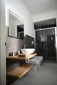 uma casa de banho com um lavatório, um WC e um espelho. em Joyfül Accomodation em Finale Ligure