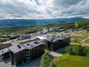 une vue aérienne sur un bâtiment avec des montagnes en arrière-plan dans l'établissement Riddergaardens nyhet, à Beitostøl