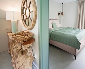 1 dormitorio con cama y espejo en la pared en SalviaMontis en Kamienna Góra