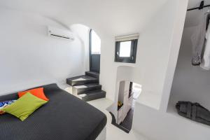 mały pokój z łóżkiem i schodami w obiekcie The Luna Suite with jacuzzi w mieście Emporio