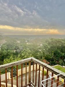 een uitzicht vanaf het balkon met bomen bij Manors' Holiday Home in Durban