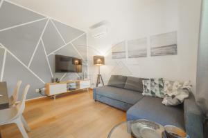 Una sala de estar con un sofá y un televisor. en Villetta Montecristo - Goelba, en Marina di Campo