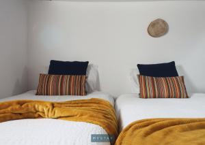 IgrejinhaにあるMyStay - Casa dos Parentesのベッド2台が隣同士に設置された部屋です。