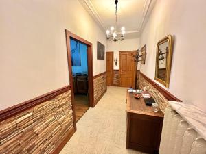 un pasillo con una mesa de madera en una habitación en Gîte 20 personnes avec grand terrain aménagé, en Cornimont