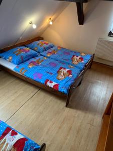 מיטה או מיטות בחדר ב-Horská bouda Šubišák