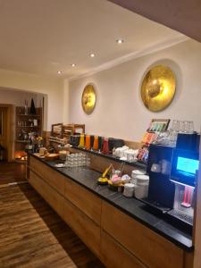 ein Buffet in einem Restaurant mit einer Theke in der Unterkunft Posthotel Usseln in Willingen