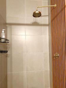 W łazience znajduje się prysznic ze szklanymi drzwiami. w obiekcie Brizzy's Balcony A Well-located Luxe Retreat w mieście South End