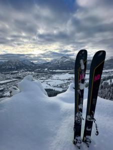 Ein Paar Skier stehen im Schnee in der Unterkunft Ferienwohnung Gasser in Reutte