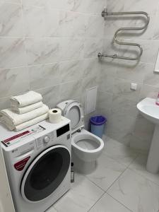 La salle de bains est pourvue d'un lave-linge et de toilettes. dans l'établissement Времена года лето, à Taldykolʼ