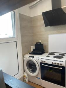 een keuken met een fornuis en een wasmachine bij Rooftop Acropolis Apartment Athens in Athene