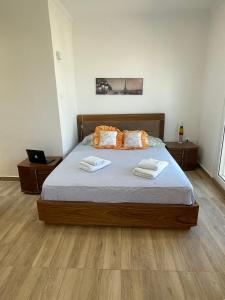 1 dormitorio con 1 cama con 2 toallas en Rooftop Acropolis Apartment Athens en Athens