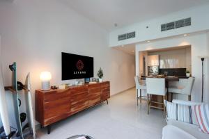 TV a/nebo společenská místnost v ubytování Livbnb - 1BR w/Marina View, Steps to Marina Mall