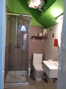 y baño con ducha, aseo y lavamanos. en Heart Of Palma en Palma de Mallorca