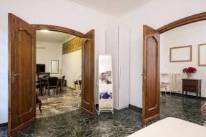 d'une salle à manger et de portes ouvertes. dans l'établissement Vatican House Apartment, à Rome