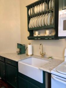 uma cozinha com um lavatório e uma bancada em Elegant 2BR Apt w 2 Bathrooms in Historic Hamlet by Berkshires & Hudson Valley, Walk to Restaurants em Hillsdale