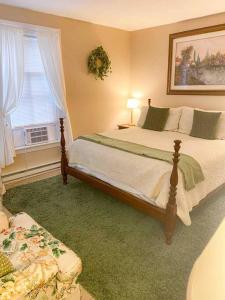 um quarto com uma cama grande e uma janela em Elegant 2BR Apt w 2 Bathrooms in Historic Hamlet by Berkshires & Hudson Valley, Walk to Restaurants em Hillsdale
