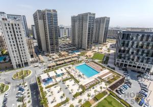 Výhled na bazén z ubytování Modern 2BR at Collective, Dubai Hills nebo okolí