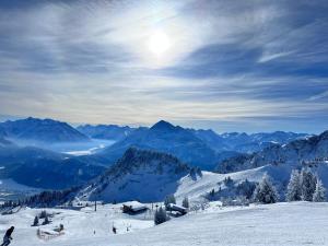 einen schneebedeckten Berg mit der Sonne am Himmel in der Unterkunft Ferienwohnung Gasser in Reutte