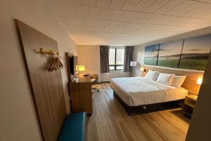 Postel nebo postele na pokoji v ubytování Days Inn by Wyndham Liberty
