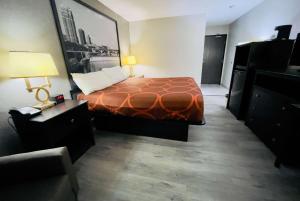 Postel nebo postele na pokoji v ubytování Super 8 by Wyndham Shakopee