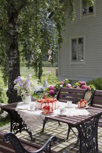 una mesa de picnic con flores encima en Jordbærstova Feriehus en Valldal