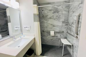 Koupelna v ubytování Super 8 by Wyndham Shakopee