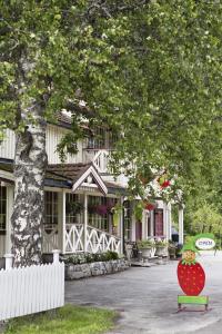 a building with a large strawberry vase in front of it at Jordbærstova Feriehus in Valldal