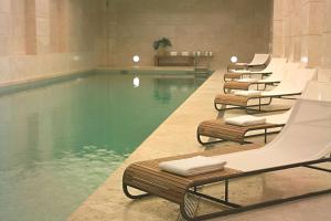 uma piscina com espreguiçadeiras e uma piscina em Palacio Duhau - Park Hyatt Buenos Aires em Buenos Aires