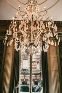 um grande lustre num quarto com uma janela em Palacio Duhau - Park Hyatt Buenos Aires em Buenos Aires