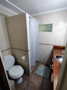 La salle de bains est pourvue de toilettes et d'un lavabo. dans l'établissement Terrazas, à San Pedro