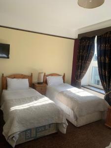 Letto o letti in una camera di Buggle's Pub and Accommodation