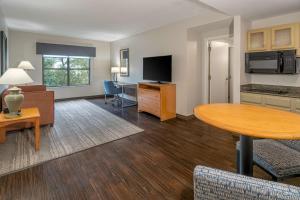 uma sala de estar com uma mesa e uma cozinha em Hampton Inn & Suites Nashville-Vanderbilt-Elliston Place em Nashville