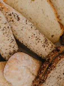 zbliżenie stosu chleba w obiekcie Voramar w mieście Benicàssim