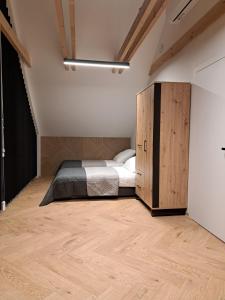 una camera con letto e armadio in legno di domek blask Beskidu a Złatna