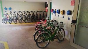 kilka rowerów zaparkowanych w garażu w obiekcie Hotel Las Vegas w Bibione +37 zdjęć
