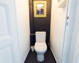 ein kleines Bad mit einem weißen WC in einem Zimmer in der Unterkunft APPT LUMINEUX F3 QUARTIER CALME in Vichy