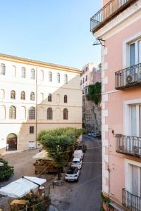 uma vista para uma rua numa cidade com edifícios em Blue Vert Maison - al molo di Gaeta em Gaeta