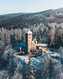 uma vista aérea de um edifício na neve em Wellness Hotel Liberecká Výšina em Liberec