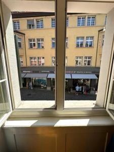 Cozy apartment in oldtown Zurich5 في زيورخ: نافذة مفتوحة مطلة على مبنى