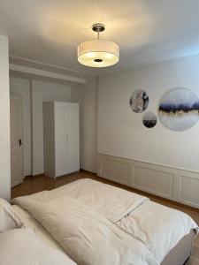 Un pat sau paturi într-o cameră la Cozy apartment in oldtown Zurich5