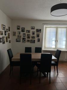 ein Esszimmer mit einem Tisch, Stühlen und einem Fenster in der Unterkunft Cozy apartment in oldtown Zurich5 in Zürich