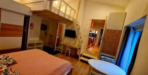 Habitación pequeña con cama y escalera en Villa Tullinge - for work or vacation, en Tullinge