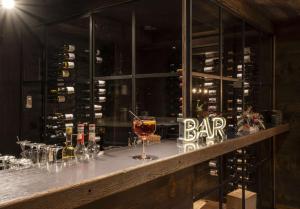 eine Bar mit einem Glas Wein auf der Theke in der Unterkunft Hotel Bänklialp in Engelberg