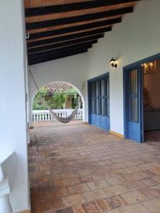 - une terrasse couverte avec un hamac au milieu d'une maison dans l'établissement Casa colonial a metros del arroyo, à Piribebuy