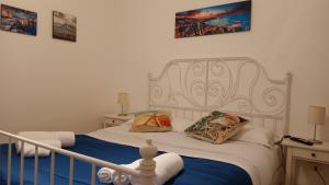 ein weißes Bett mit zwei Kissen darauf im Schlafzimmer in der Unterkunft DIMORA DANICLA in Neapel