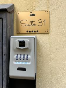 un box di servizio bianco sul lato di un muro di Suite 31 ApartamentRovigo a Rovigo
