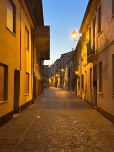 una strada vuota in un centro storico di notte di Suite 31 ApartamentRovigo a Rovigo