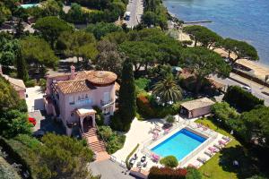 an aerial view of a house with a swimming pool at Hotel Villa Des Anges in Grimaud