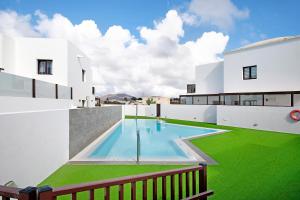 uma imagem de uma casa com piscina em Casa El Molino em Yaiza