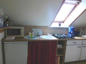 Kuchyň nebo kuchyňský kout v ubytování KOS-Ferienwohnung Tiefert, Maria-Seidel-Straße